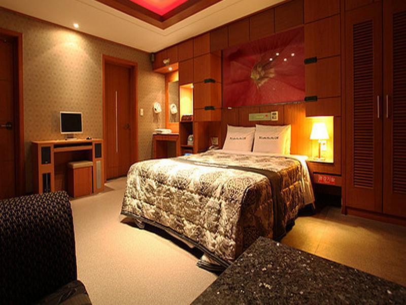 Rampart Hotel Suwon Bagian luar foto